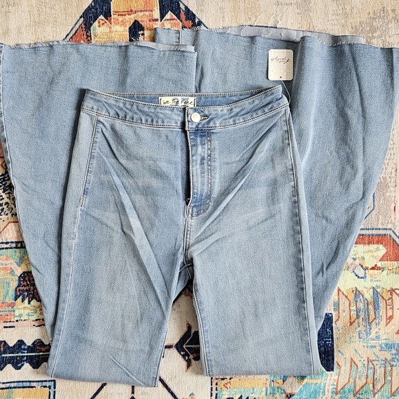 WE THE FREE, NW. SUPER flare, light wash, size 27. - Picture 3 of 6